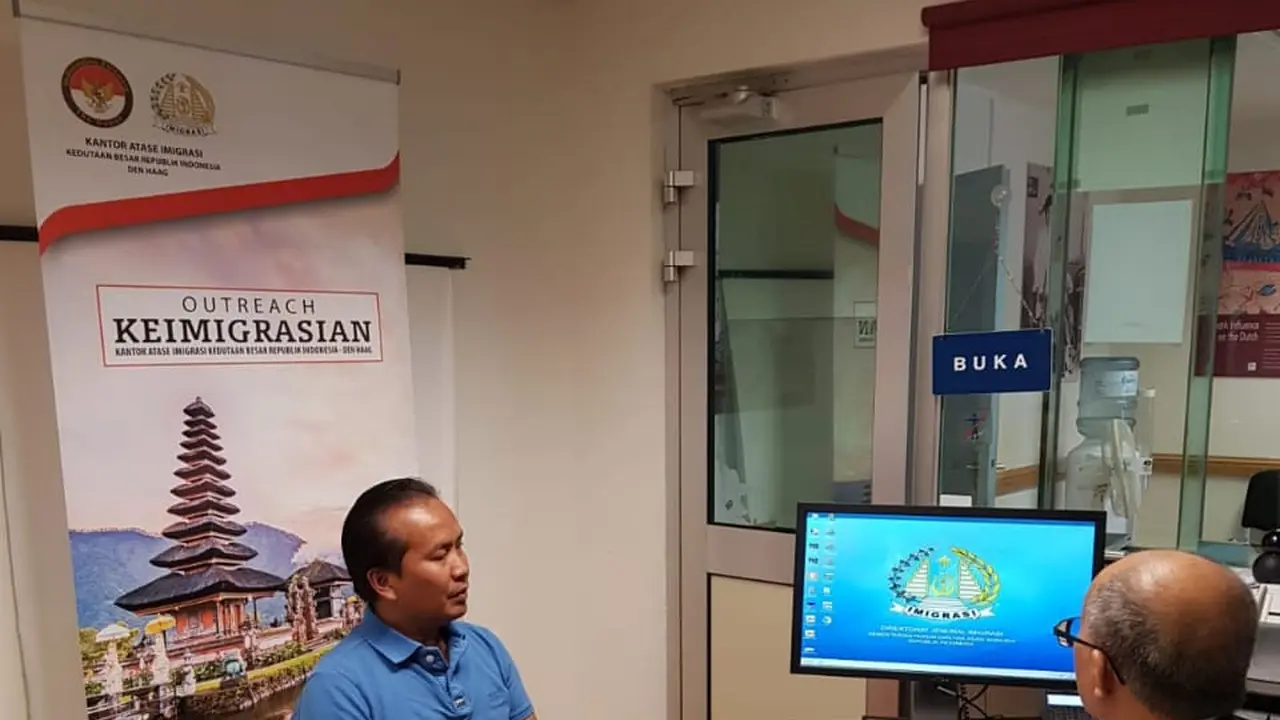 Pembuatan paspor gratis untuk WNI di Belanda yang berulang tahun tanggal 17 Agustus. (Sumber: Atase Imigrasi KBRI Den Haag)