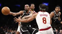 Kevin Durant kini bermain untuk BrooklynNets. Sama seperti Kawhi Leonard, ia juga mampu menyabet gelar MVP Final NBA sebanyak dua kali. Durant memenangi gelar tersebut secara beruntun pada tahun 2017 dan 2018 saat bermain untuk Golden State Warriors. (Getty Images via AP/Sarah Stier)