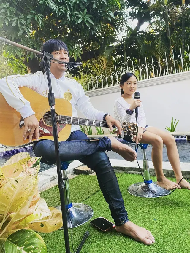 Punya Suara Merdu, Ini 6 Potret Anak Vokalis Band yang Ikuti Jejak Sang Ayah