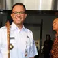 Gubernur DKI Jakarta Anies Baswedan menunjukkan tongkat berkepala harimau di Gedung KPK, Jakarta, Jumat (3/8). Tongkat tersebut hadiah dari kepala suku asal Afrika yang baru saja masuk Islam, Toyigbe Zola alias Muhammad Harun. (Merdeka.com/Dwi Narwoko)