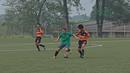 Aksi pemain Timnas Wanita Indonesia, Dhanielle Daphne melewati pemain Villa 2000 pada laga uji coba di Lapangan Sawangan, Depok, Kamis (19/4/2018). Timnas Wanita Indonesia kalah 1-2. (Bola.com/Nick Hanoatubun)