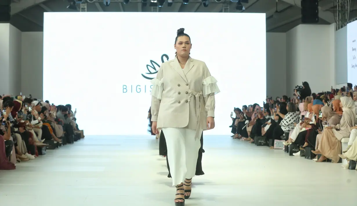 “Kami hadir di sini untuk menginspirasi dan memicu transformasi dalam industri fashion, melangkah berani satu persatu di atas panggung,” tandas Dany. [Dok/Fimela/Adrian Utama P]