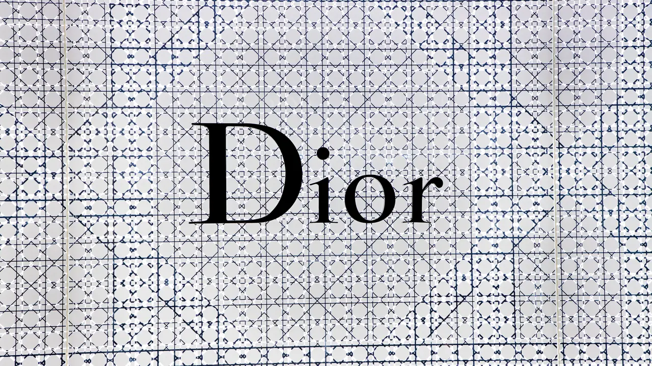 Brand Christian Dior Dituding Mainkan Trik, Minta Konsumen Bayar Ekstra Saat Barang Pesanan Sudah Dilunasi