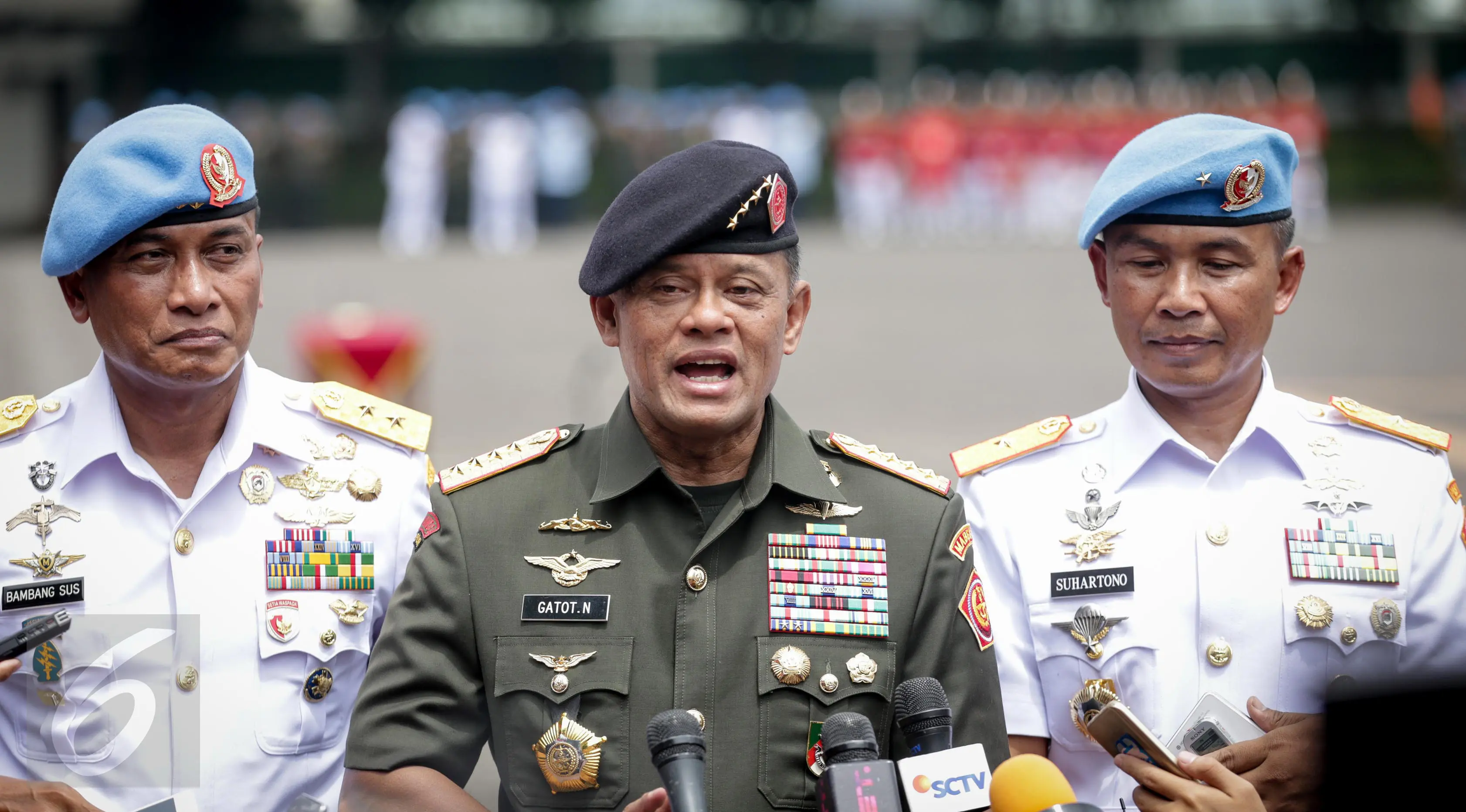 Panglima TNI Jenderal Gatot Nurmantyo memberikan keterangan usai sertijab Komandan Pasukan Pengamanan Presiden (Danpaspampres) di Jakarta, Selasa (14/3). Brigjen TNI (Mar) Suhartono resmi menggantikan Mayjen Bambang Suswantono (Liputan6.com/Faizal Fanani)