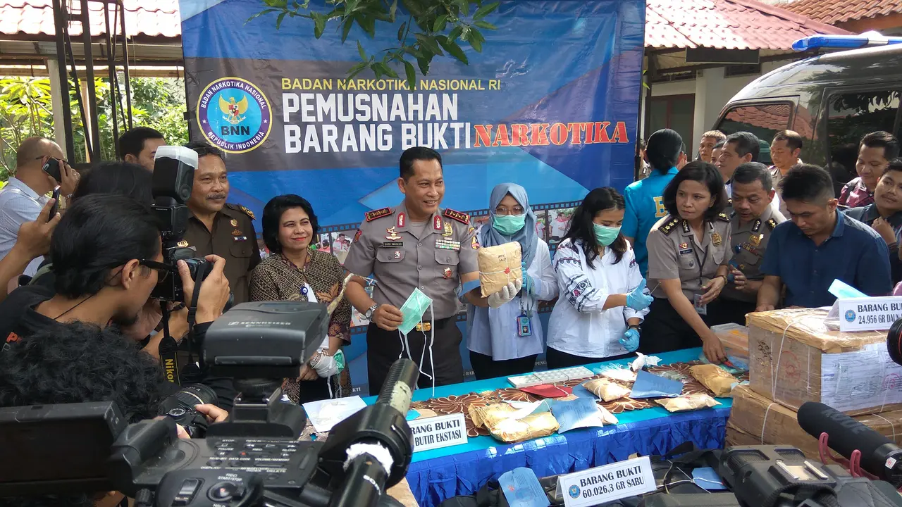 Kepala BNN Komjen Budi Waseso memusnahkan barang bukti narkoba berupa  60.026,3 gram sabu, 24.956 gran daun kath, dan 144 butir ekstasi (Liputan6.com/Nafiysul Qodar)