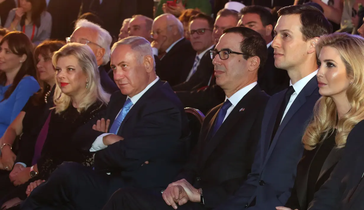 Putri Presiden AS Ivanka Trump bersama sang suami Jared Kushner dan Menteri Keuangan AS Steve Mnuchin duduk bersama PM Israel Benjamin Netanyahu dan istrinya Sarah saat peresmian Kedubes AS di Yerusalem, Minggu (13/5). (Gali Tibbon/AFP)