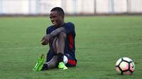 Greg Nwokolo kembali berlatih bersama Madura United, Jumat (23/11/2018) di Stadion Gelora Bangkalan. (Bola.com/Aditya Wany)