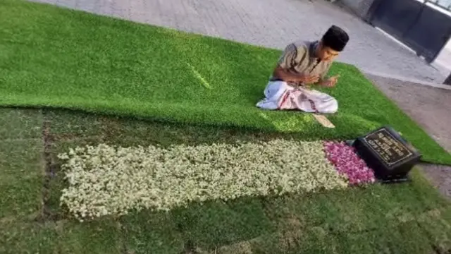 Kisah Haru Seorang Pria Makamkan Ibunda di Halaman Rumah Sendiri