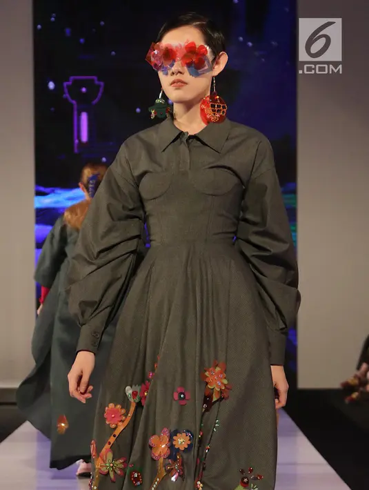 Model mengenakan kacamata unik dalam acara Senayan City Fashion Nation 12th Edition di Jakarta, Rabu (11/4). (Liputan6.com/Immanuel Antonius)