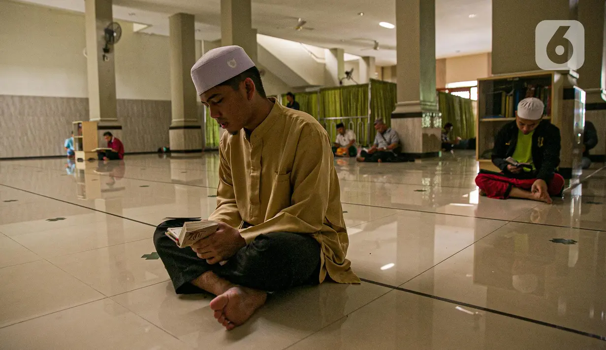 Sejumlah jemaah membaca Al-Quran di Masjid At- Taqwa, Jakarta, Rabu (14/4/2021). Bulan Ramadhan umat muslim banyak menghabiskan waktu untuk tadarus Al Quran baik siang hari dan malam hari. (Liputan6.com/Faizal Fanani)