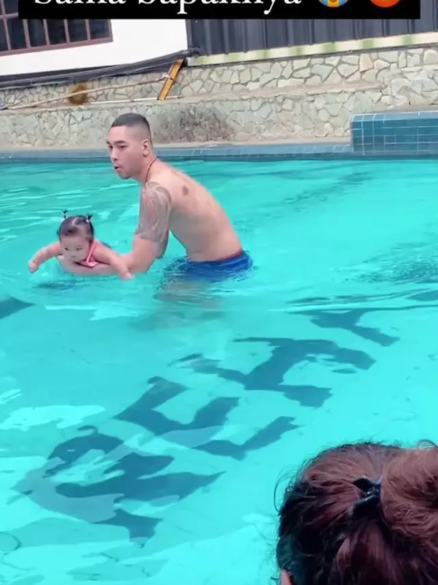 Momen Xarena anak Siti badriah dan Krisjiana Baharudin bermain di kolam renang. (Foto: Instagram Stories/sitibadriah)