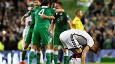 Pemain Jerman Marco Reus (kanan) tertunduk usai timnya kebobolan gol pada lanjutan Kualifikasi Piala Eropa 2016 Grup D, antara Jerman vs Republik Irlandia di Sation Aviva, Dublin, Kamis (8/10/2015). Jerman menyerah 0-1. (AFP Photo / Tobias Schwarz)