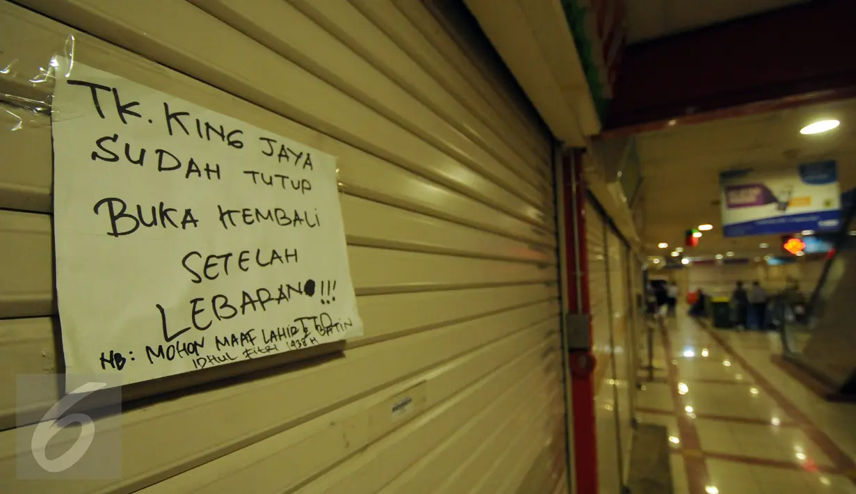 Pemberitahuan terpasang di salah satu toko di Pusat Grosir Metro Tanah Abang Blok B, Jakarta, Selasa (5/7). Sehari jelang Hari Raya Idul Fitri 1437 H, aktivitas jual beli di Blok B Tanah Abang masih terlihat ramai. (Liputan6.com/Helmi Fithriansyah)