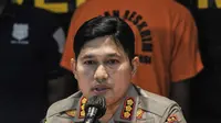 Kabid Humas Polda Metro Jaya Kombes Pol Endra Zulpan memberikan keterangan saat rilis kasus mutilasi Bekasi di Jakarta, Minggu (28/11/2021). Polisi mengamankan barang bukti berupa pakaian serta senjata tajam dalam kasus mutilasi dengan korban driver ojol berinisial RS. (merdeka.com/Iqbal S Nugroho)