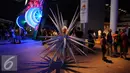 Singapura siap menggelar pesta olahraga dua tahunan se Asia Tenggara, Sea Games yang ke-28. Tampak, seorang wanita berpakaian unik memeriahkan malam di sekitar National Stadium Singapura, Minggu (31/5/2015). (Liputan6.com/Helmi Fithriansyah)