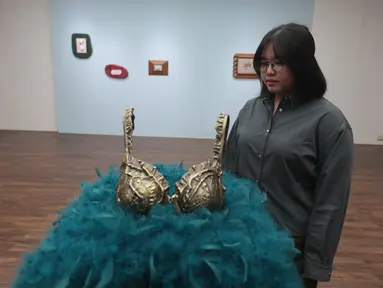 Pengunjung melihat sejumlah karya yang dipamerkan dalam pameran As all gather in commons yang menghadirkan karya lima seniman, Dian Utami, Ella Wijt, Meliantha Muliawan, Sekarputi Sidhiawati, dan Theresia Agustina Sitompul. Pameran ini mengangkat tema domestisitas, identitas, masa kanak-kanak, perempuan, dan keibuan melalui beragam medium, mulai dari lukisan, tekstil, keramik, cetakan, karya tiga dimensi hingga benda temuan. (KLY/Budy Santoso)