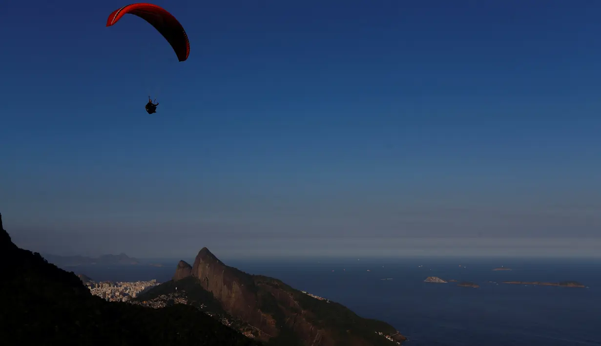 Seorang pengguna paralayang menikmati pemandangan Two Brothers Hill di Gunung Pedra Bonita, Rio de Janeiro, Brasil, 3 Mei 2016. (REUTERS/Ricardo Moraes)