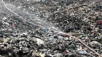 Cara Khusus Petugas Jinakkan Api di TPA Jatiwaringin