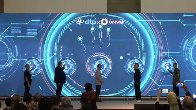 Peluncuran layanan internet untuk daerah 3T, BuanterOne, di perhelatan Indonesia Internet Expo & Summit (IIXS) 2023 di JlExpo Kemayoran. Credit: DTP