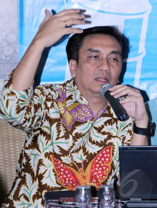 Efendi Simbolon menyebut sistem neolib merupakan mazhab yang melingkari kepemimpinan Jokowi saat diskusi bertajuk “Adakah Harapan di Tengah Oligarki Pengelolaan Migas” di Cikini, Jakarta, (8/5/2015). (Liputan6.com/Helmi Afandi)