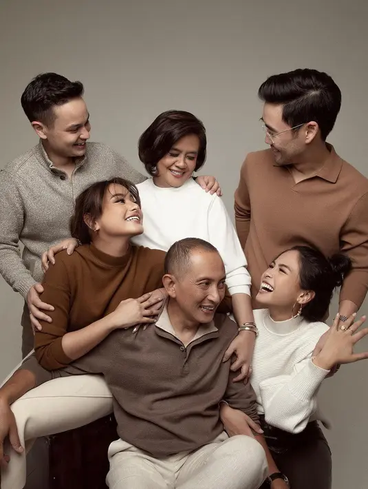 Ayah Maudy Ayunda, Jesse Choi, dan Tavan Dutton kompak kenakan atasan cokelat [@maudyayunda]