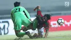Bek Indonesia U-23, Gavin Kwan Adsit (kanan) berjibaku dengan penjaga gawang Uzbekistan, Ergashev Umidion pada laga PSSI Anniversary 2018 di Stadion Pakansari, Kab Bogor, Kamis (3/5). Laga berakhir imbang 0-0. (Liputan6.com/Helmi Fithriansyah)