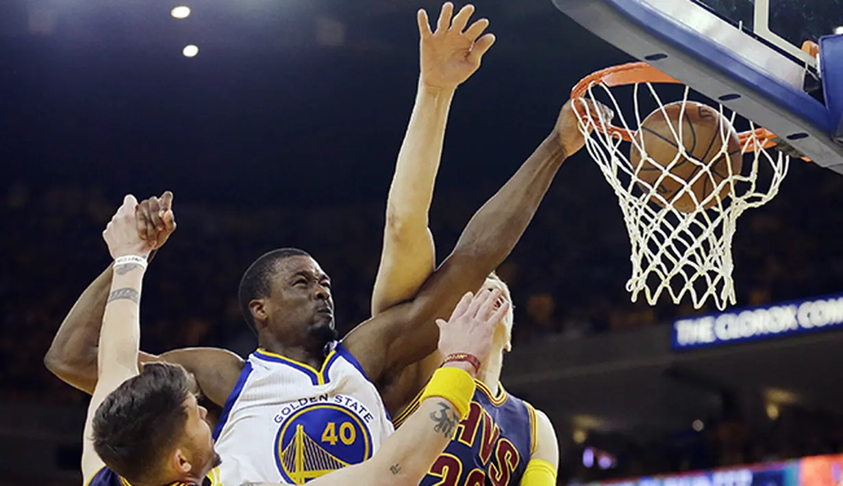 Pebasket Golden State Warriors Harrison Barnes (40) menerobos pertahanan Cleveland Cavaliers. (AP /Ben Margot)
