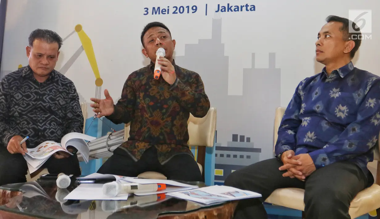 Dirut PT Pelabuhan Tanjung Priok atau PTP Multipurpose Imanuddin (tengah) didampingi Direktur Operasi Andi Isnovandiono (kanan) serta Direktur Komersial dan Pengembangan Bisnis Ari Hendryanto (kiri) memberi keterangan pers di Jakarta, Jumat (3/5/2019). (Liputan6.com/JohanTallo)