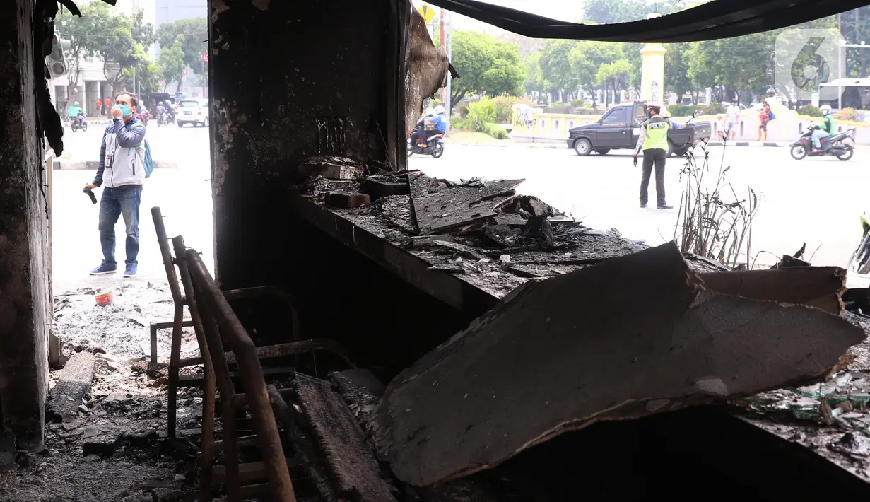 Kondisi pos polisi di perempatan Harmoni, Jakarta, yang hangus saat kericuhan unjuk rasa menolak pengesahan UU Cipta Kerja, Jumat (9/10/2020). Unjuk rasa tersebut berakhir ricuh dan mengakibatkan sejumlah fasilitas umum rusak. (Liputan6.com/Angga Yuniar)