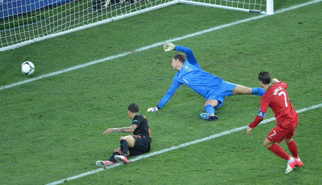 Gol ke-4 dan ke-5 Cristiano Ronaldo dicetak pada laga terakhir grup B Euro 2012 melawan Belanda di Metalist Stadium, Ukraina (17/6/2012). Gol terjadi di menit ke-28 dan 74 yang membawa Portugal unggul 2-1. Hasil akhir Portugal menang 2-1. (Foto: AFP/Sergei Supinsky)