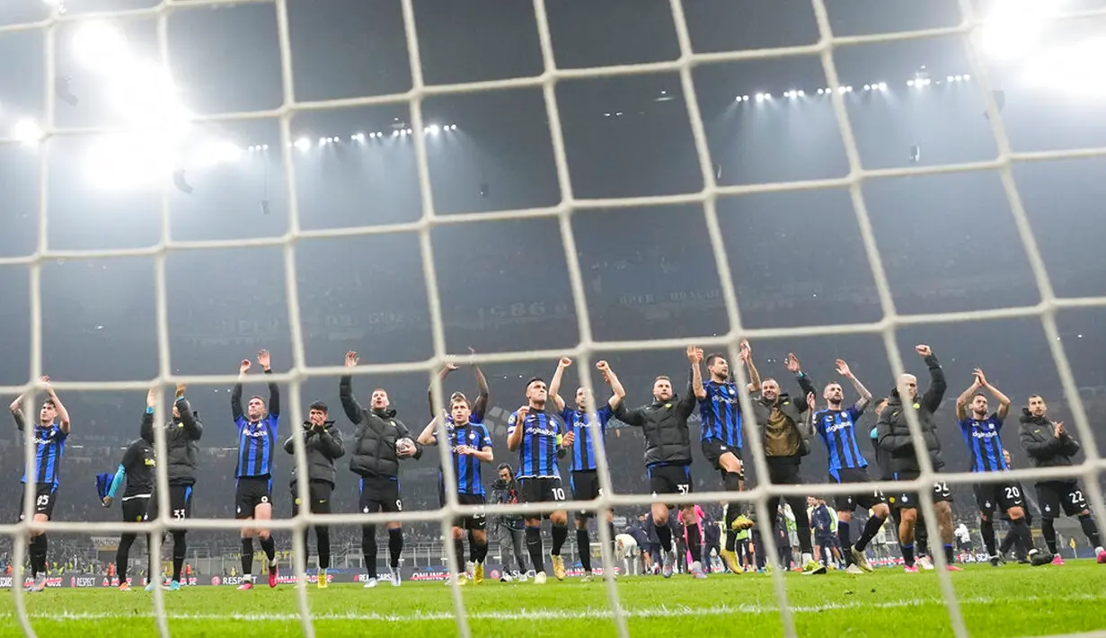 Para pemain Inter Milan merayakan kemenangan atas Porto pada pertandingan sepak bola leg pertama babak 16 besar Liga Champions di Stadion San Siro, Milan, Italia, 22 Februari 2023. Inter Milan mengalahkan Porto dengan skor 1-0. (AP Photo/Luca Bruno)