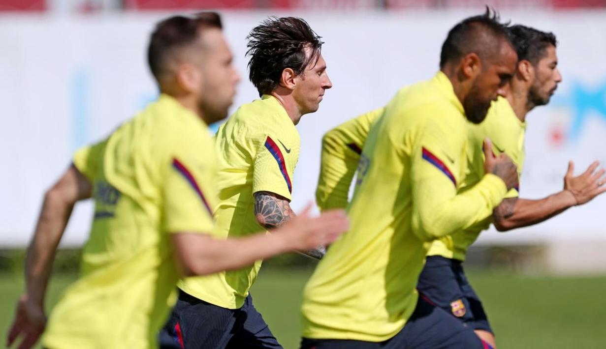 Para pemain Barcelona menggelar latihan di Joan Gamper, Barcelona, Senin (25/5/2020). Latihan tersebut untuk persiapan jelang kembali bergulirnya La Liga Spanyol. (AFP/Miguel Rui)