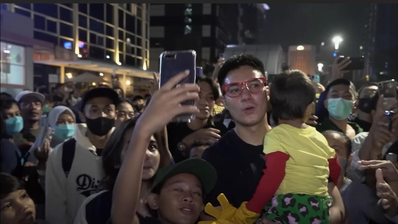 Baim Wong saat diserbu massa begitu pertama kali berkunjung ke Sudirman bersama Kiano untuk menemui pentolan Citayam Fashion Week. (Foto: YouTube/Baim Paula)
