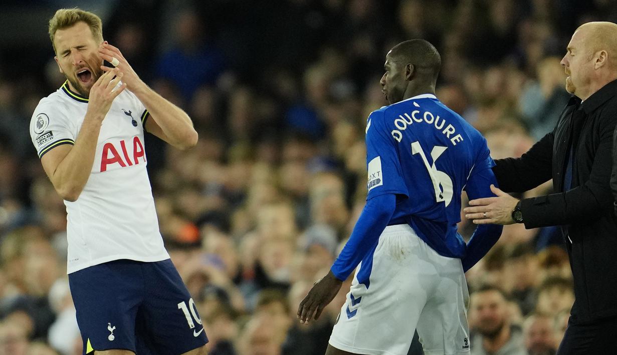 Harry Kane dan Abdoulaye Doucoure terlibat perebutan bola yang mana sudah dalam penguasaan Doucoure. (AP Photo/Jon Super)