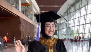 Potret Desy Ratnasari Wisuda (instagram.com/desyratnasariterdepan)