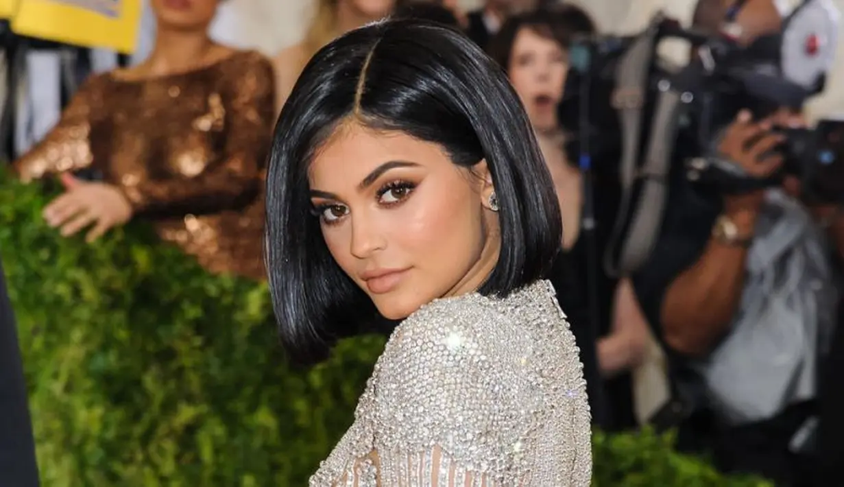 Seperti yang sudah diketahui, Kylie Jenner sendiri tak pernah mengumumkan secara resmi mengenai kehamilannya. (Yahoo Finance)