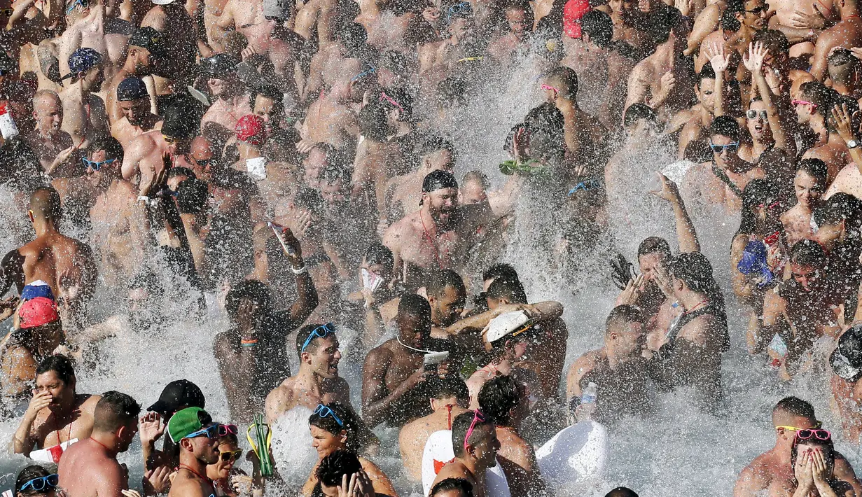  Ribuan kaum Gay dan Lesbian bermain air sambil menari didalam kolam air di Festival Circuit Vilassar de Dalt, Barcelona, Spanyol, Senin (11/8/2015). Acara ini digelar dari 5 sampai 15 Agustus 2015. (REUTERS/Albert Gea)