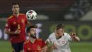 Gelandang Spanyol, Jose Gaya berebut bola dengan pemain Swiss, Silvan Widmer  pada pertandingan  UEFA Nations League di Alfredo Di Stefano, Madrid, Spanyol (10/10/2020). Madrid menang tipis atas Swiss 1-0. (AP Photo/Manu Fernandez)