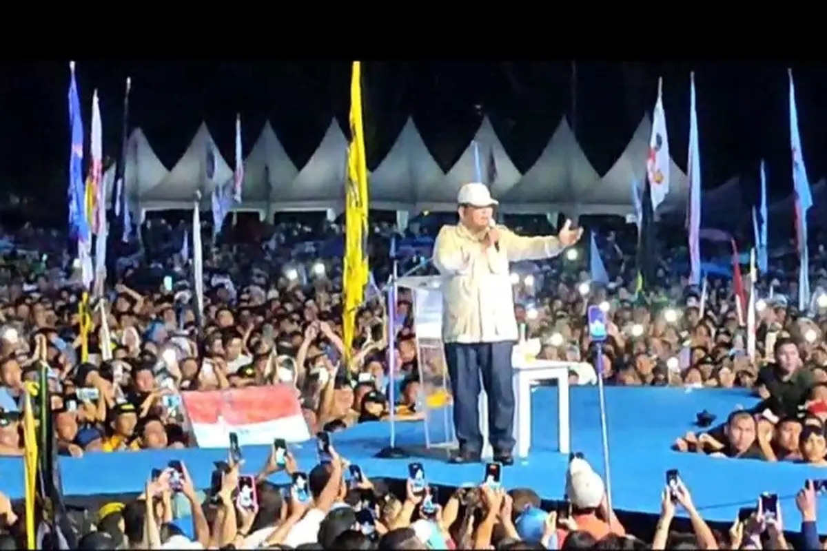 Capres nomor urut 2 Prabowo Subianto bertemu dengan puluhan ribu warga Sulut yang memadati Lapangan Sario, Kota Manado, Senin (5/2/2024).