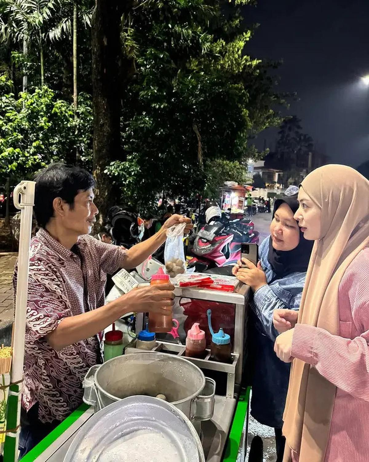 6 Potret Ayana Moon Jalani Ramadan di Indonesia, Jajan Cilok hingga Tarawih