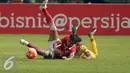 Pemain Sriwijaya FC Alberto Goncalves (kanan) terjatuh saat melawan Persija dilanjutan Torabika Soccer Championship presented by IM3 Ooredoo di Stadion GBK Jakarta, Jumat (24/6). Lagadihentikan, Sriwijaya FC unggul 1-0. (Liputan6.com/Helmi Fithriansyah)