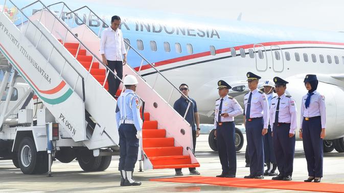 Presiden Jokowi menuruni tangga pesawat Kepresidenan saat tiba di Bandara Internasional Jawa Barat (BIJB) Kertajati, Majalengka, Kamis (24/5). Pesawat kepresidenan resmi menjadi pesawat pertama yang mendarat bandara tersebut. (Liputan6.com/Pool/Setpres)