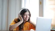 8 Ciri Kepribadian Perempuan yang Suka Membaca dan Mendengarkan Podcast