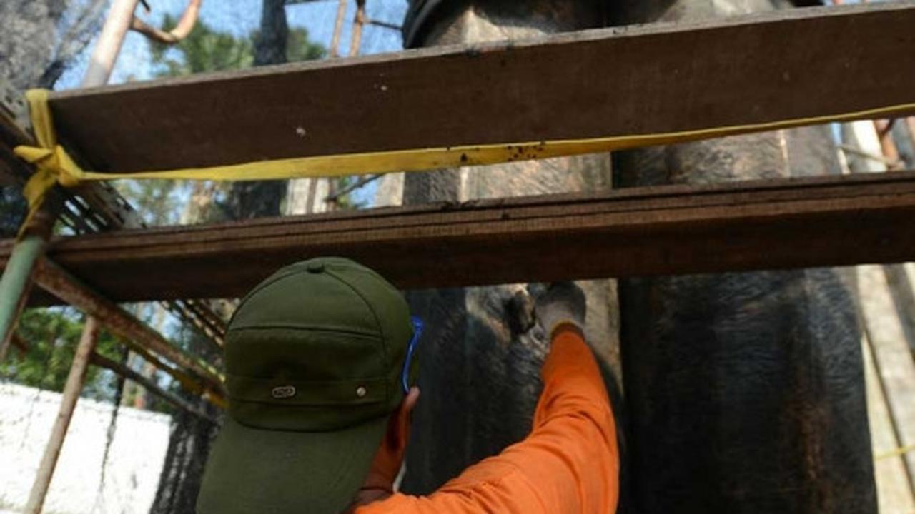 Melihat perawatan patung Soekarno-Hatta di Tugu Proklamasi