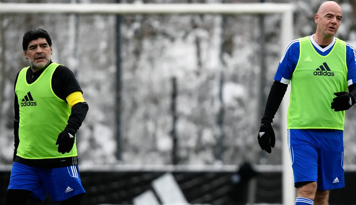 Diego Armando Maradona bersama Presiden FIFA Gianni Infantino saat mengikuti turnamen FIFA Legends yang diadakan di Zurich, Swiss, Senin (9/1). (AP Photo/ Walter Bieri)
