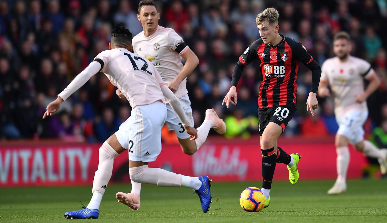 Gelandang Bournemouth, David Brooks, berusaha melewati bek Manchester United, Chris Smailing, pada laga Premier League di Stadion Vitality, Bournemouth, Sabtu (3/11). Bournemouth kalah 1-2 dari MU. (AFP/Ben Stansall)