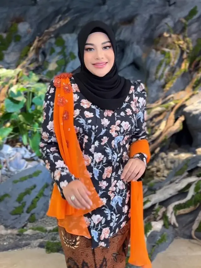 Aurel Hermansyah berkebaya (Instagram/aurelie.hermansyah)