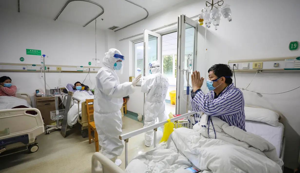 Pasien kritis virus corona atau COVID-19 memberi isyarat kepada dokter di Rumah Sakit Jinyintan, Wuhan, Provinsi Hubei, China, Kamis (13/2/2020). Data terbaru tanggal 14 Februari 2020 menunjukkan jumlah korban tewas akibat virus corona mendekati angka 1.500. (Chinatopix Via AP)
