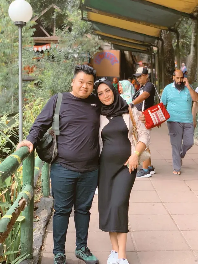 6 Potret Gaya Mama Lita MasterChef Saat Pamer Babybump