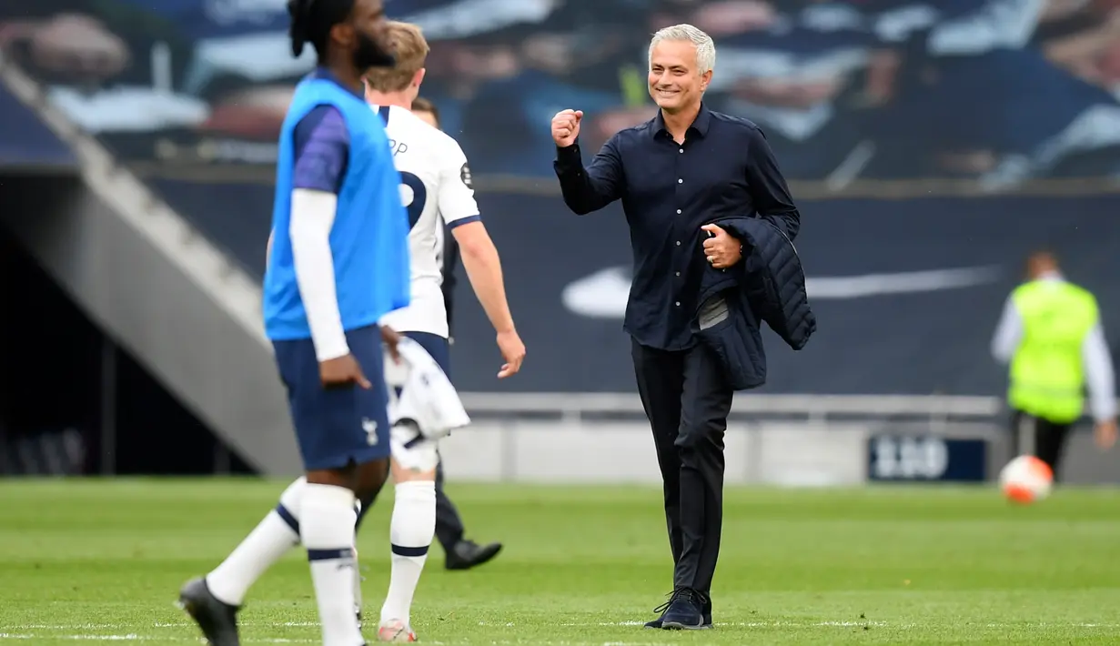 Pelatih Tottenham Hotspur, Jose Mourinho tersenyum usai pertandingan melawan Arsenal pada pertandingan lanjutan Liga Inggris di Stadion Tottenham Hotspur di London, Inggris, Minggu (12/7/2020). Tottenham menang tipis atas Arsenal 2-1. (Michael Regan/Pool via AP)